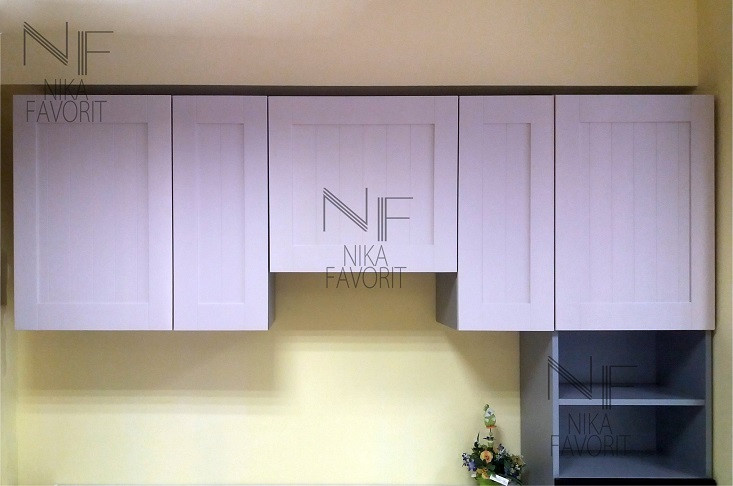 MODERN KITCHEN WITH VENEERED FRONTS