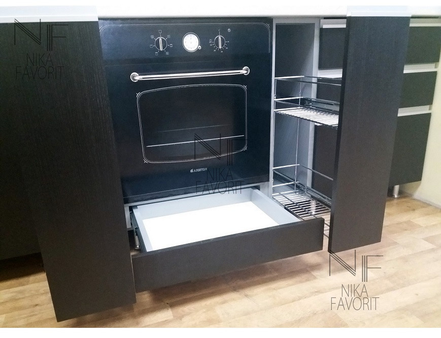 MODERN KITCHEN WITH VENEERED FRONTS