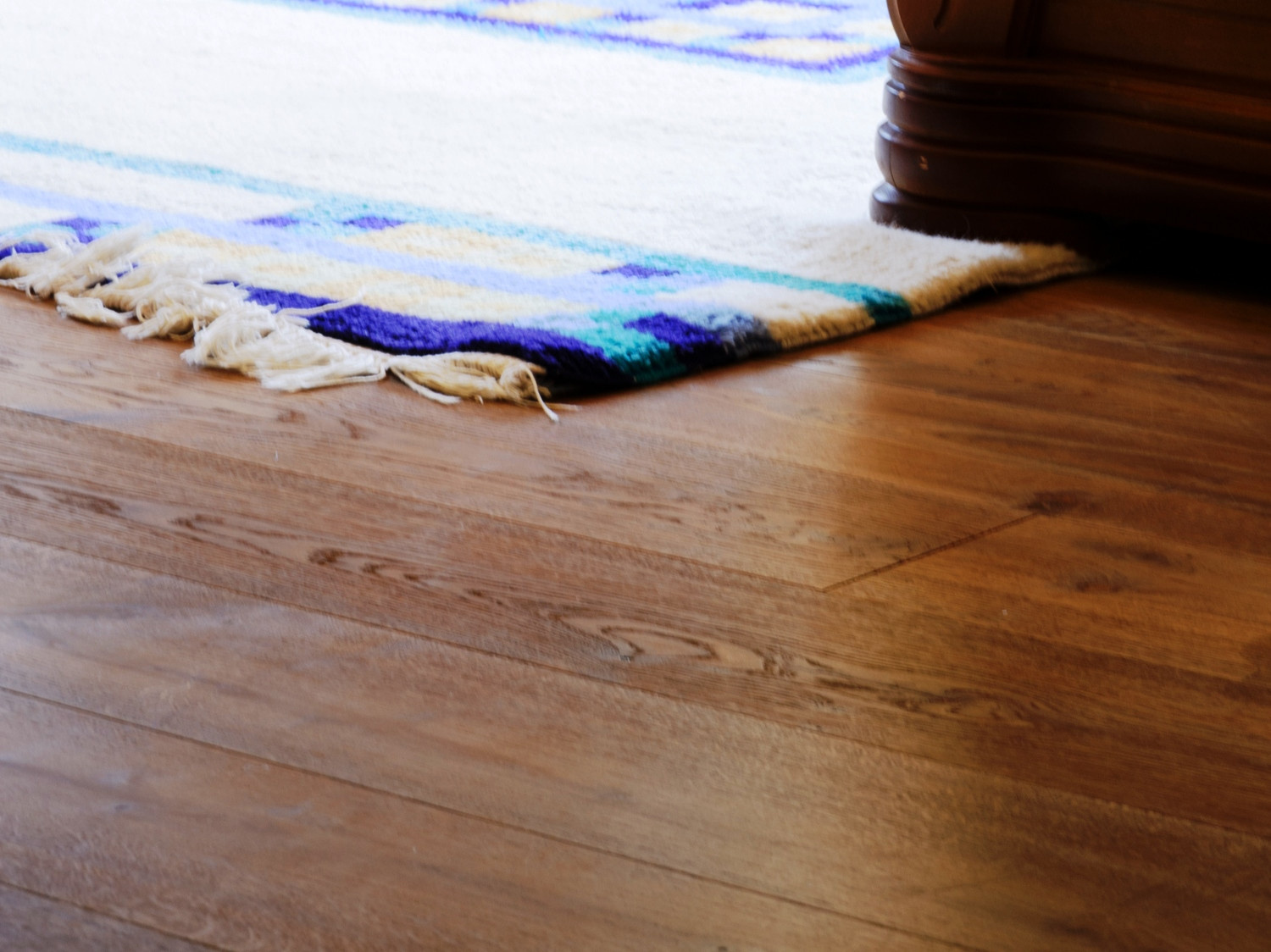 Паркетная доска из массива дуба Tantum Quercus в интерьере (загородный дом)