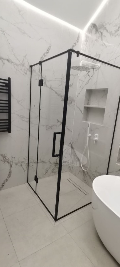 Душевое ограждение с распашной створкой