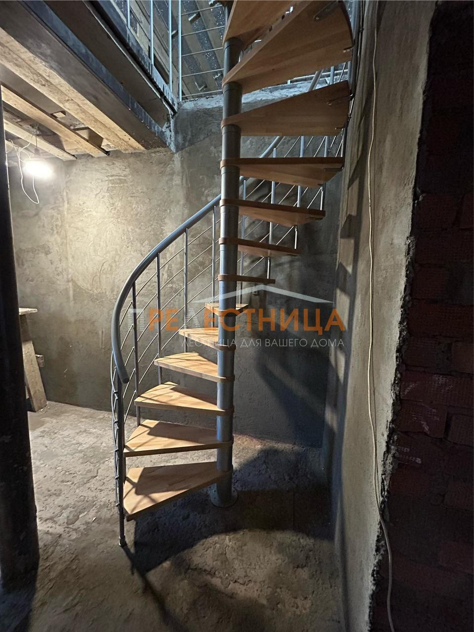 Винтовая лестница на второй этаж Dolle Style d140 RAL 9006