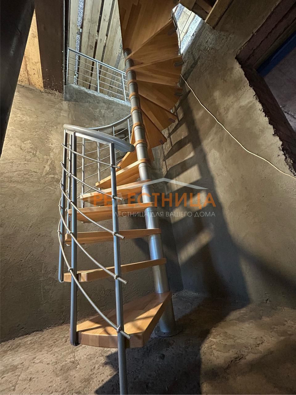 Винтовая лестница на второй этаж Dolle Style d140 RAL 9006