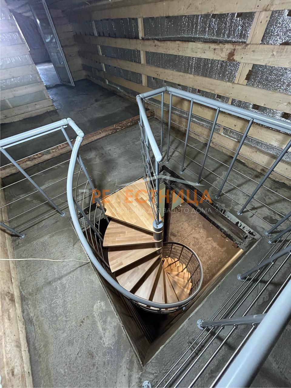 Винтовая лестница на второй этаж Dolle Style d140 RAL 9006