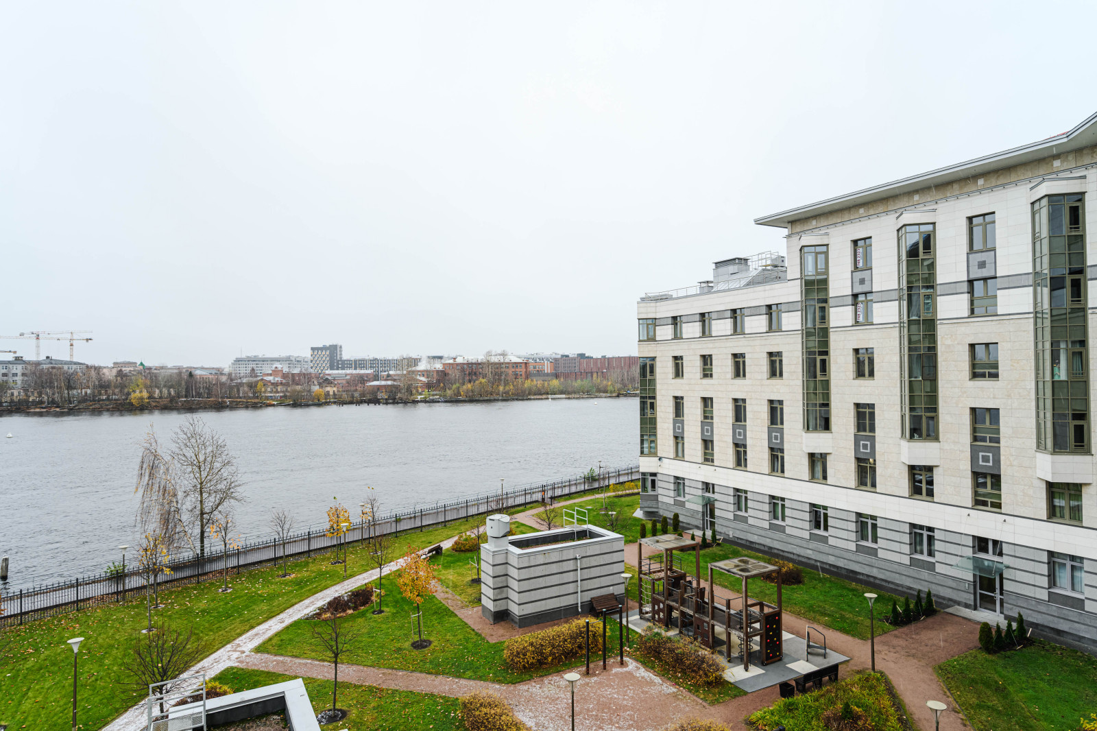 Мраморная студия в снежный день