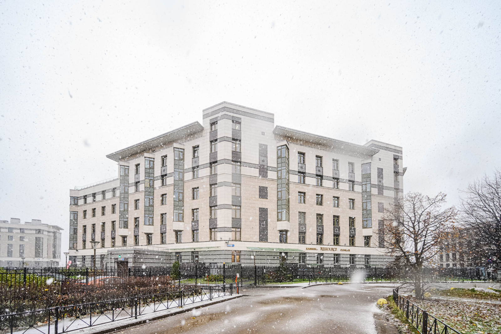 Мраморная студия в снежный день