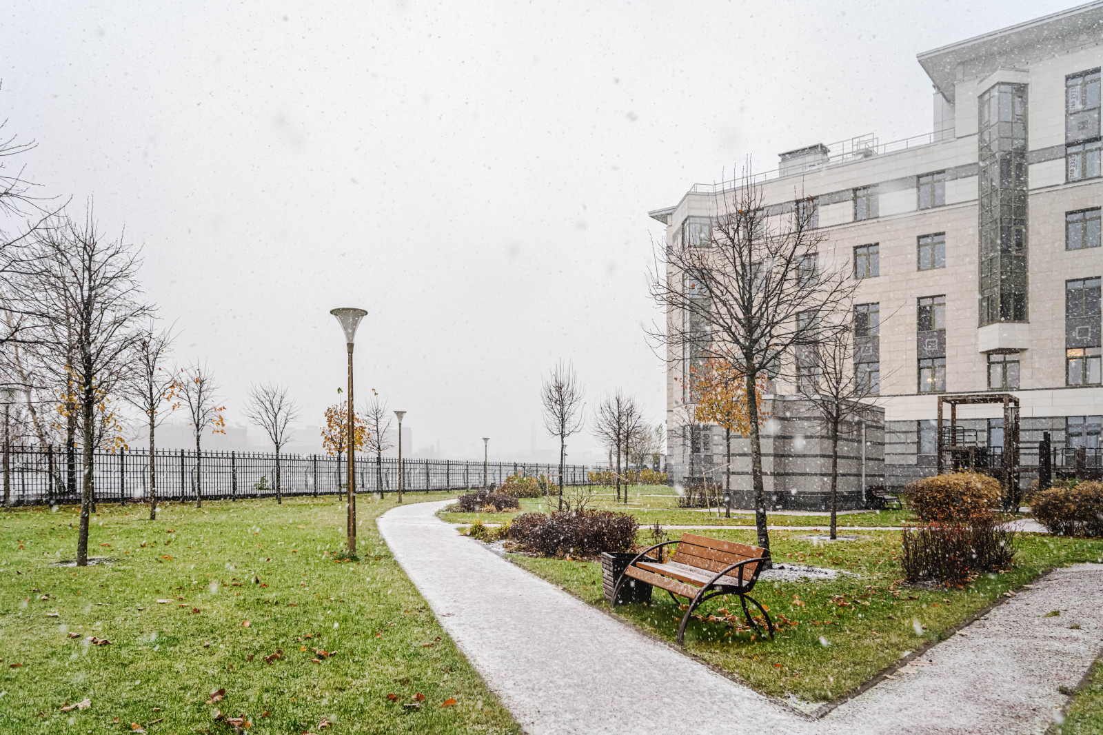 Мраморная студия в снежный день