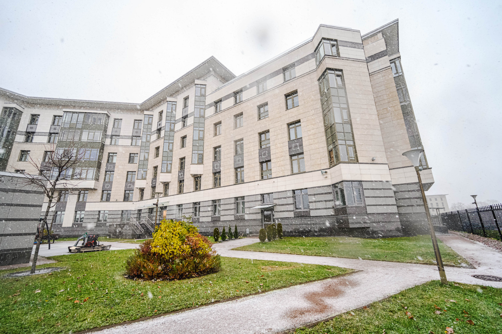 Мраморная студия в снежный день