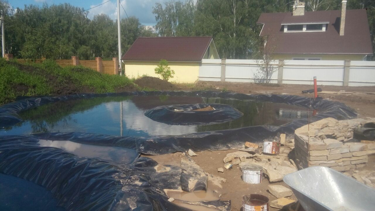 Сад с водоемом.