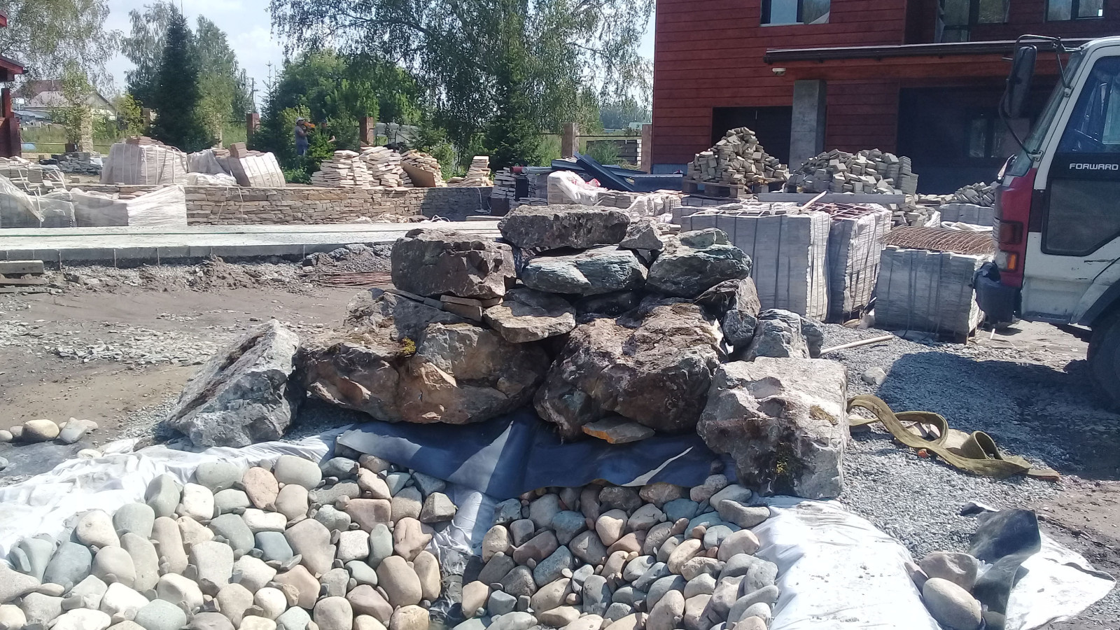 Сад с водоемом.