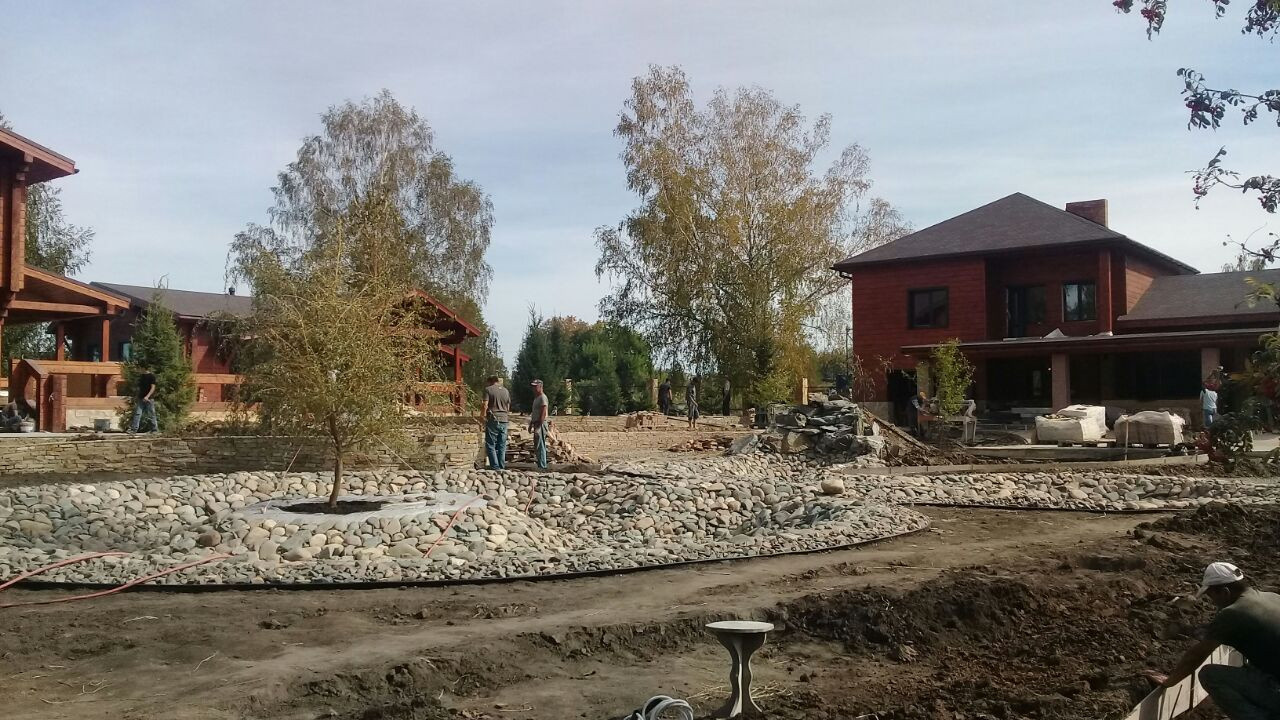 Сад с водоемом.