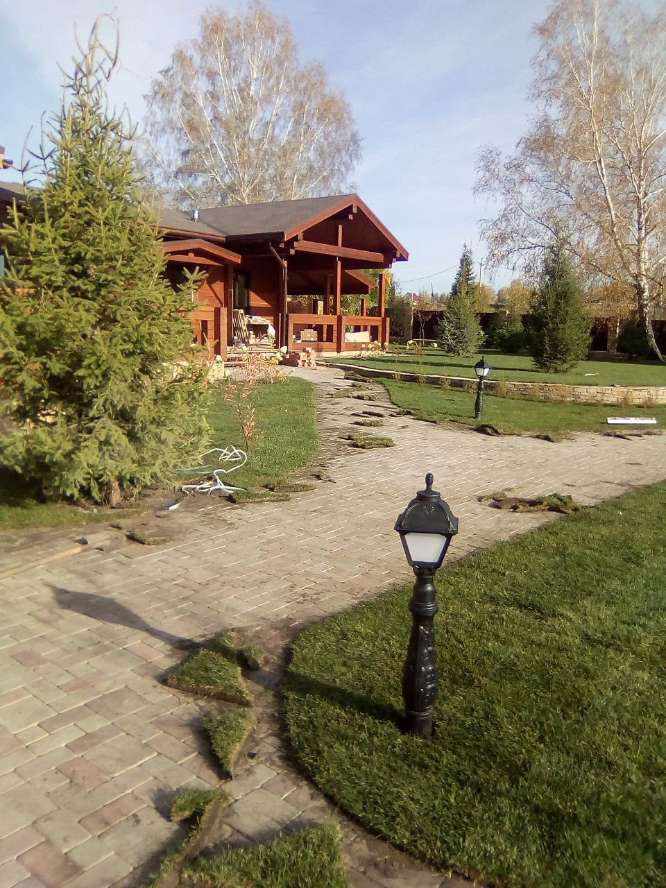 Сад с водоемом.