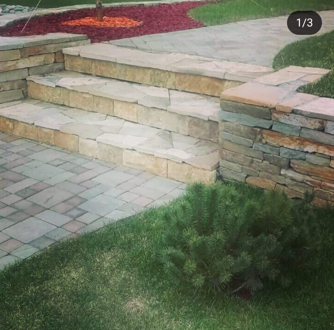 Сад с водоемом.