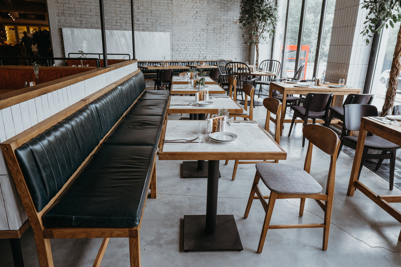 Скамейки, столы и стулья для гостей кафе