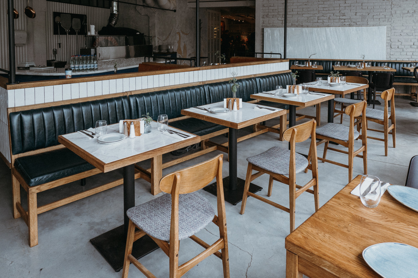 Скамейки, столы и стулья для гостей в кафе