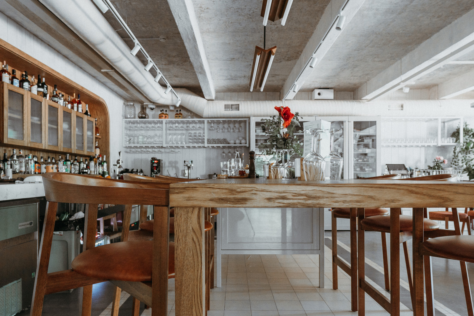 Столы и стулья