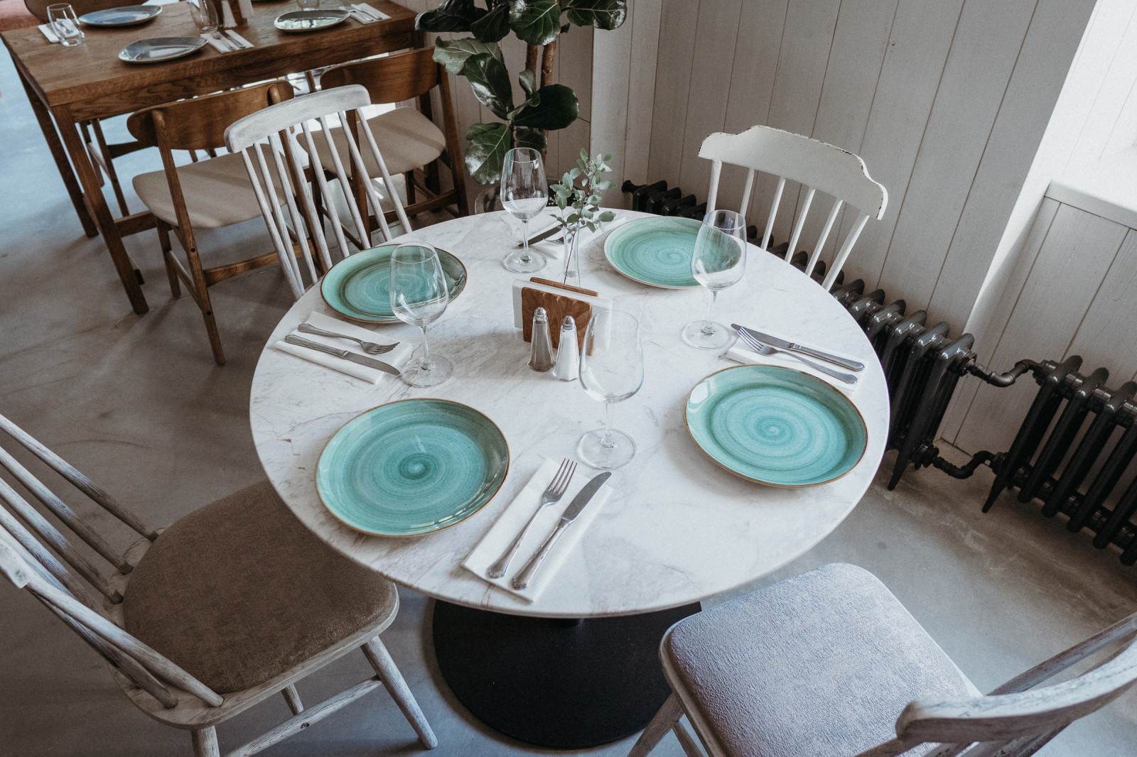 Круглый стол с мраморной столешницей