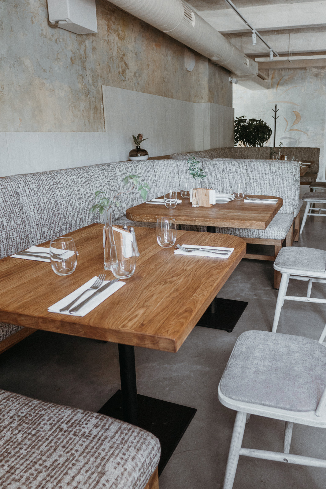 Столы и диваны для посетителей