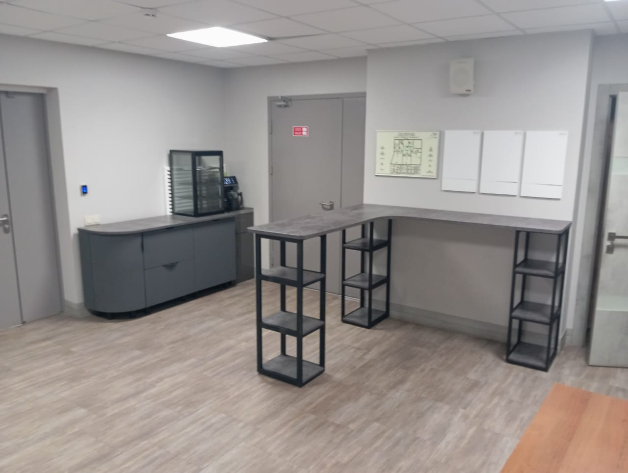 Барная стойка на металлокаркасе