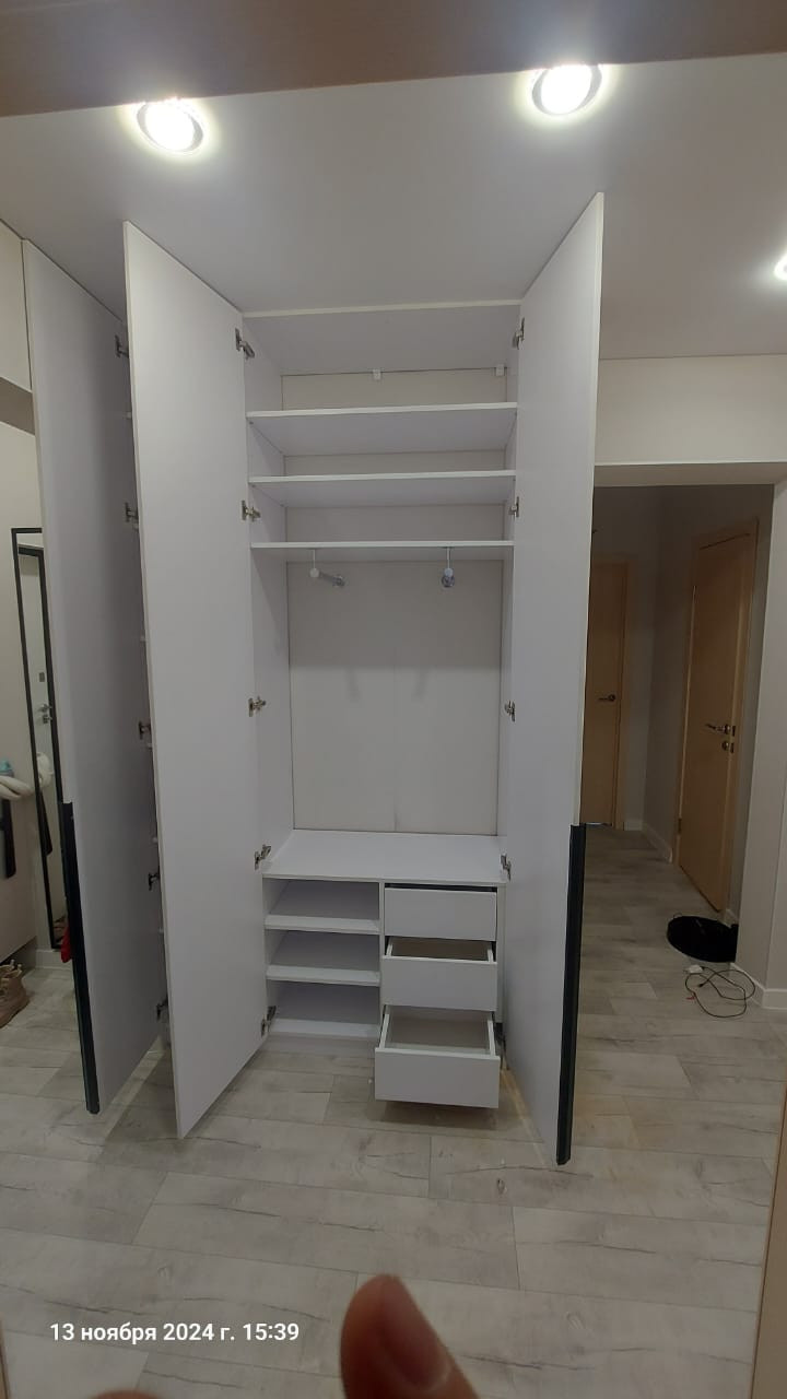 Шкаф распашной