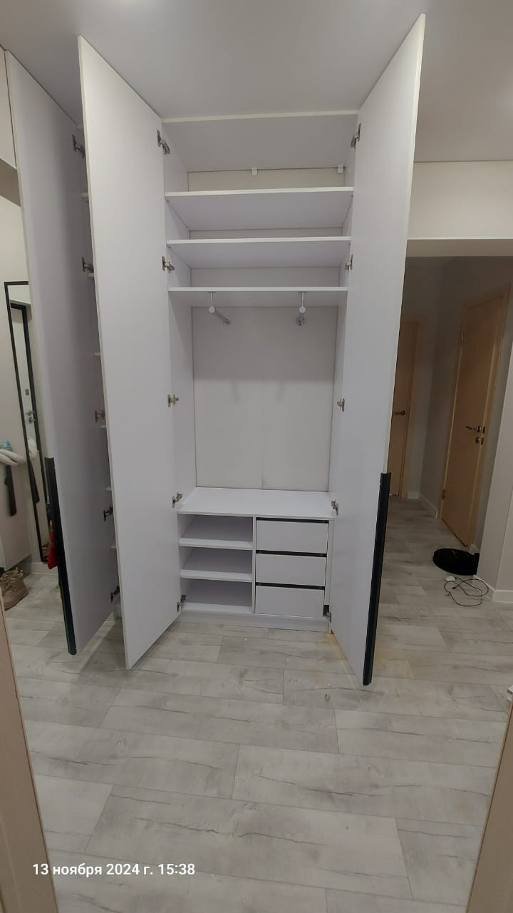 Шкаф распашной