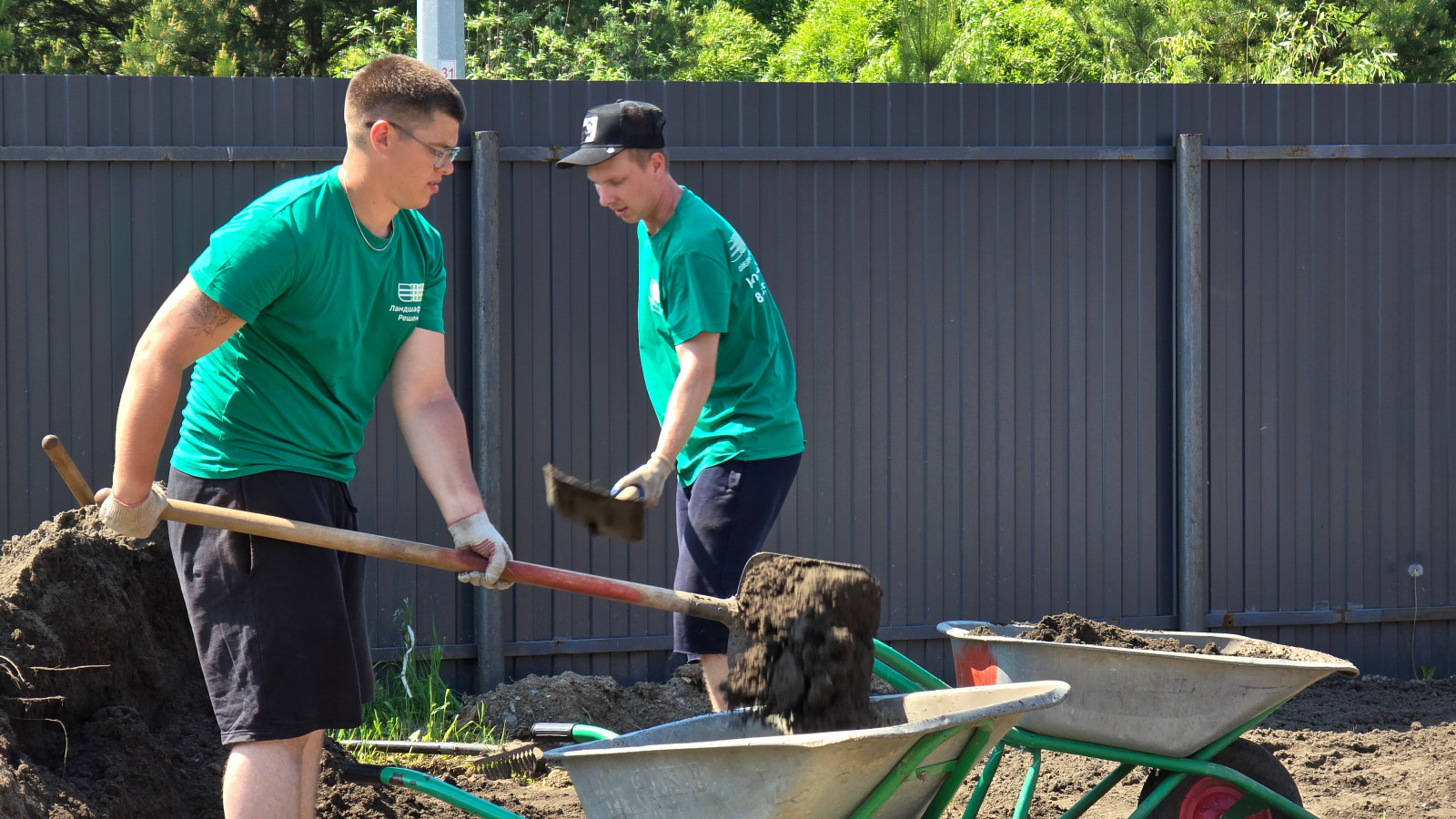 Укладка рулонного газона