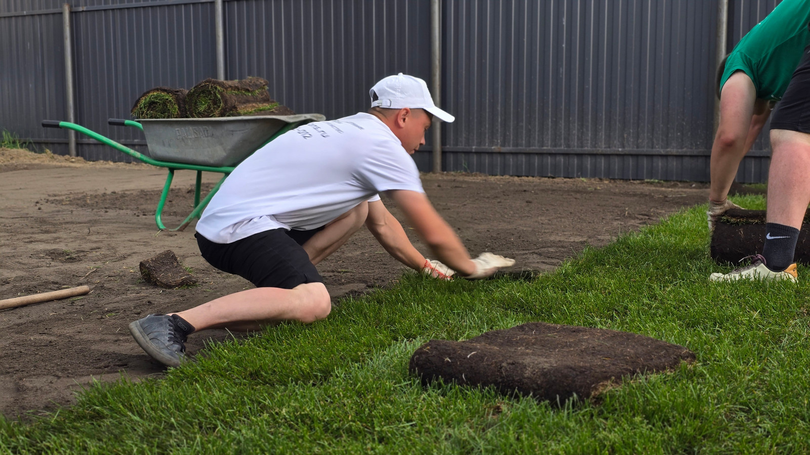 Укладка рулонного газона