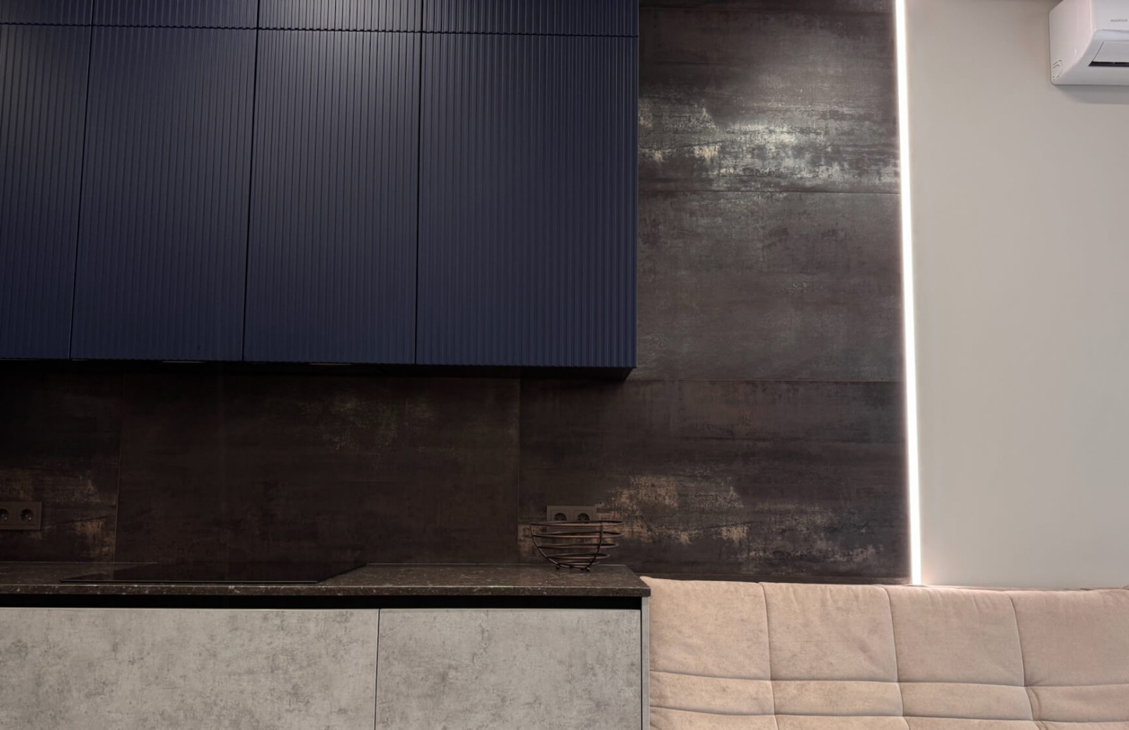 Современная угловая кухня лаконичный графит