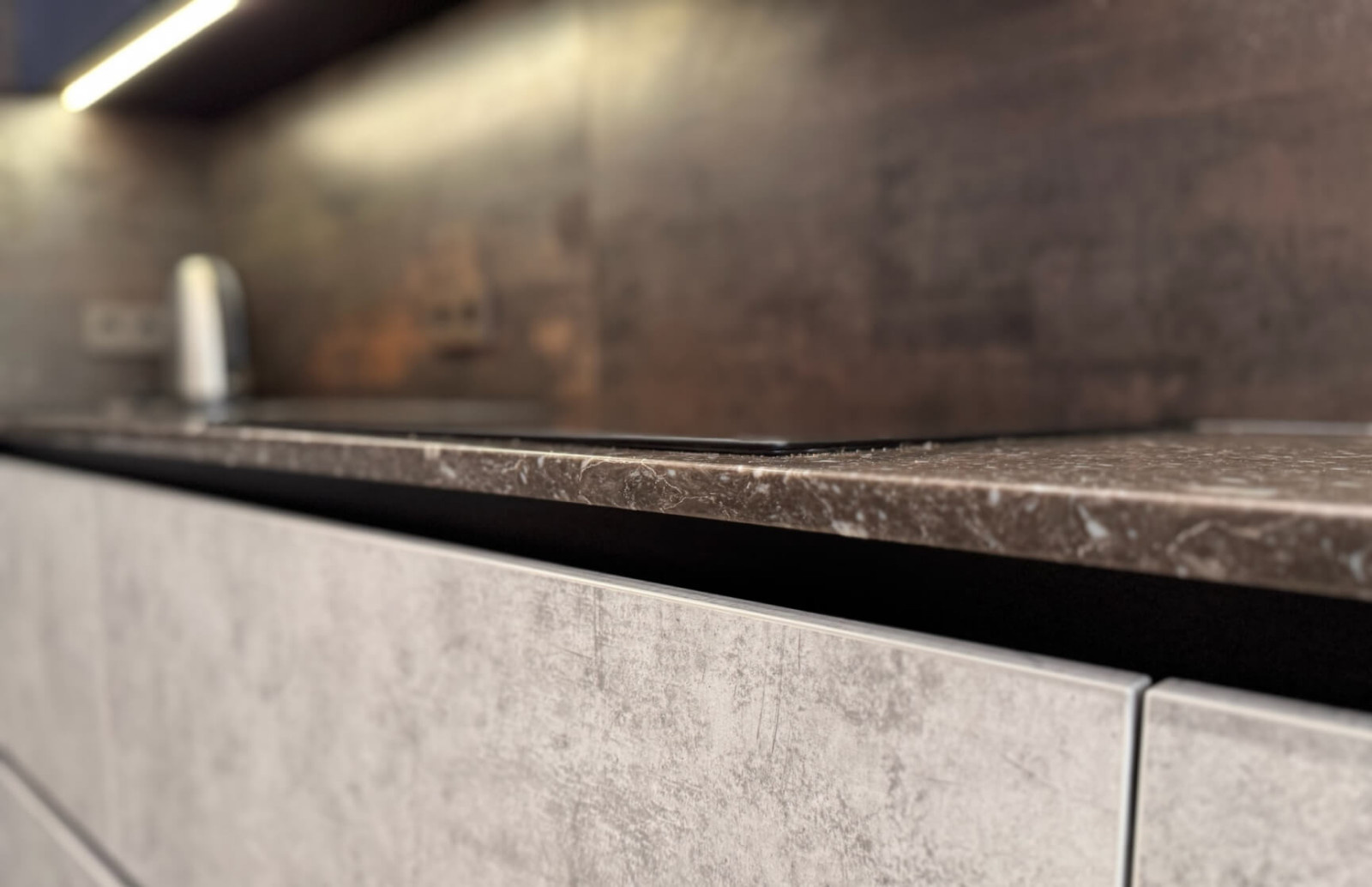 Современная угловая кухня лаконичный графит