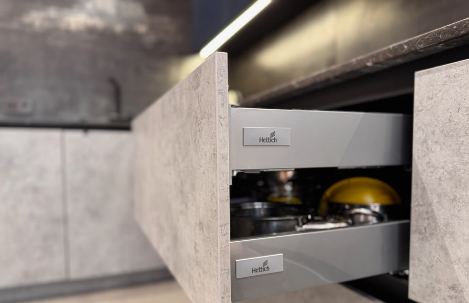 Современная угловая кухня лаконичный графит