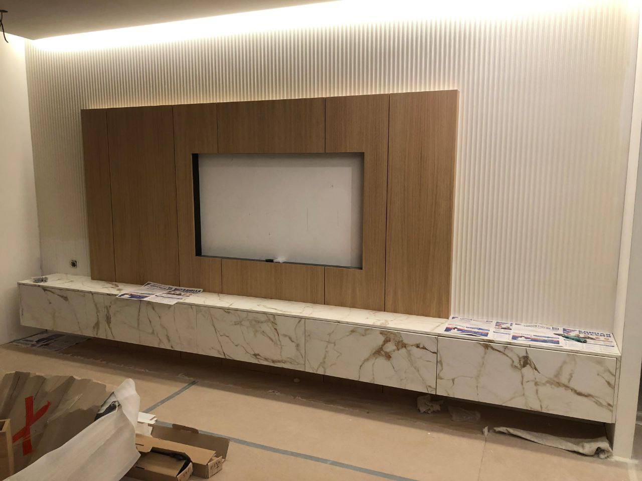 Зона кухни и TV-тумба в едином стиле