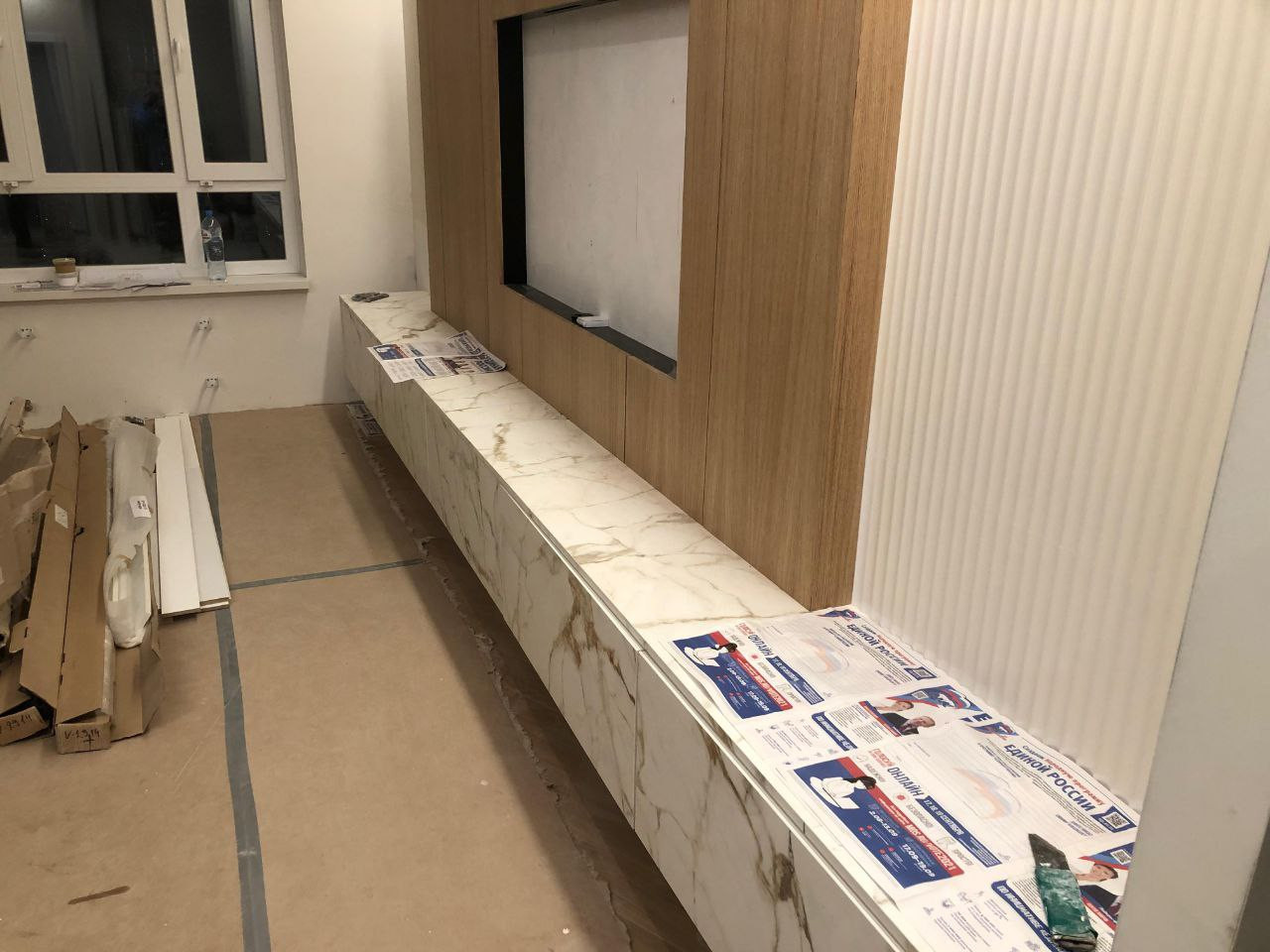 Зона кухни и TV-тумба в едином стиле