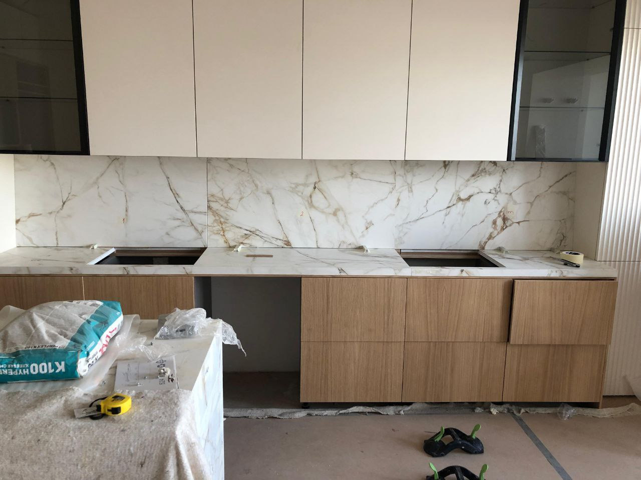 Зона кухни и TV-тумба в едином стиле