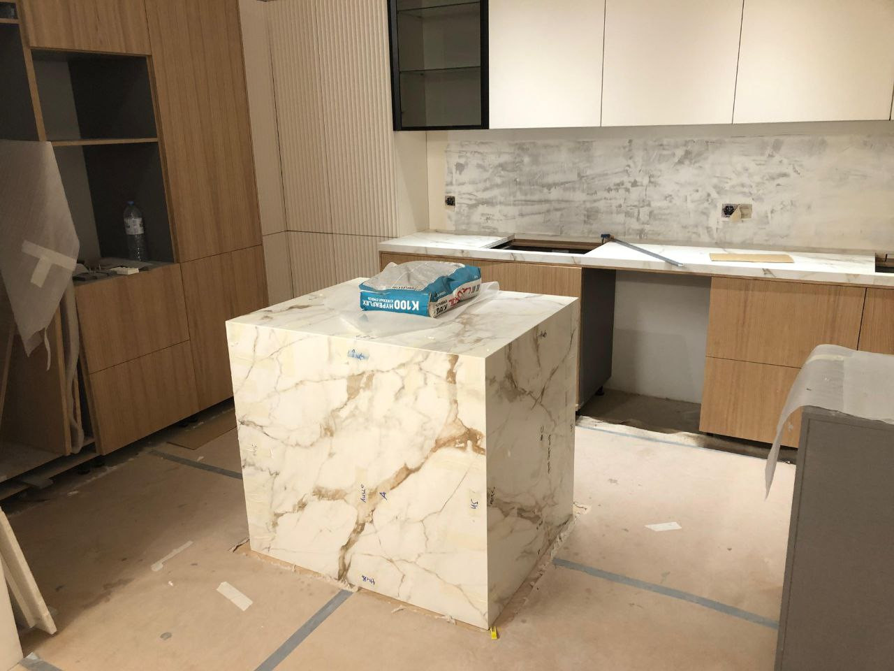 Зона кухни и TV-тумба в едином стиле