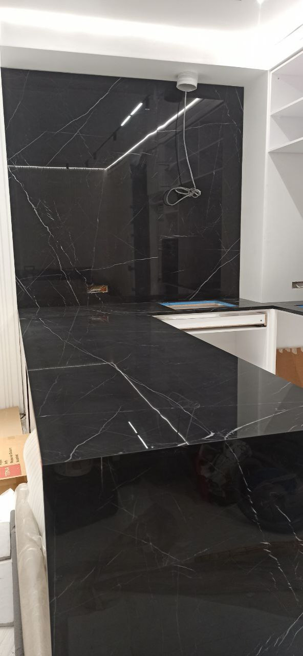 П-образная столешница из керамогранита