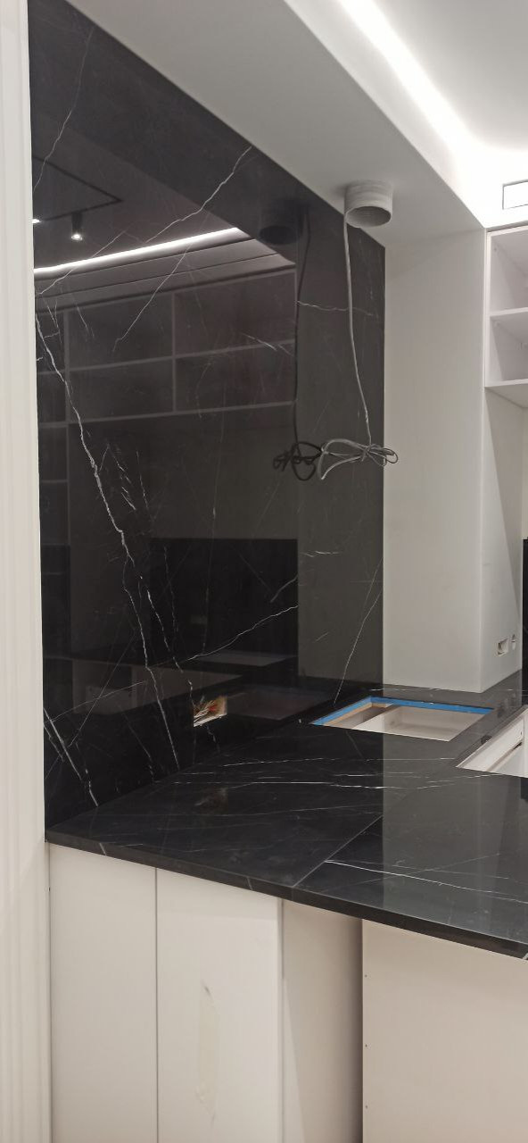 П-образная столешница из керамогранита