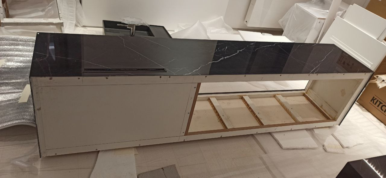 П-образная столешница из керамогранита