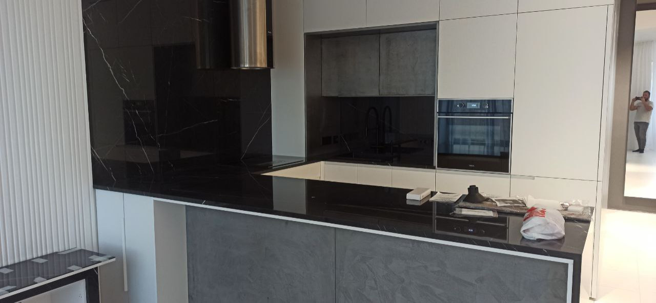 П-образная столешница из керамогранита