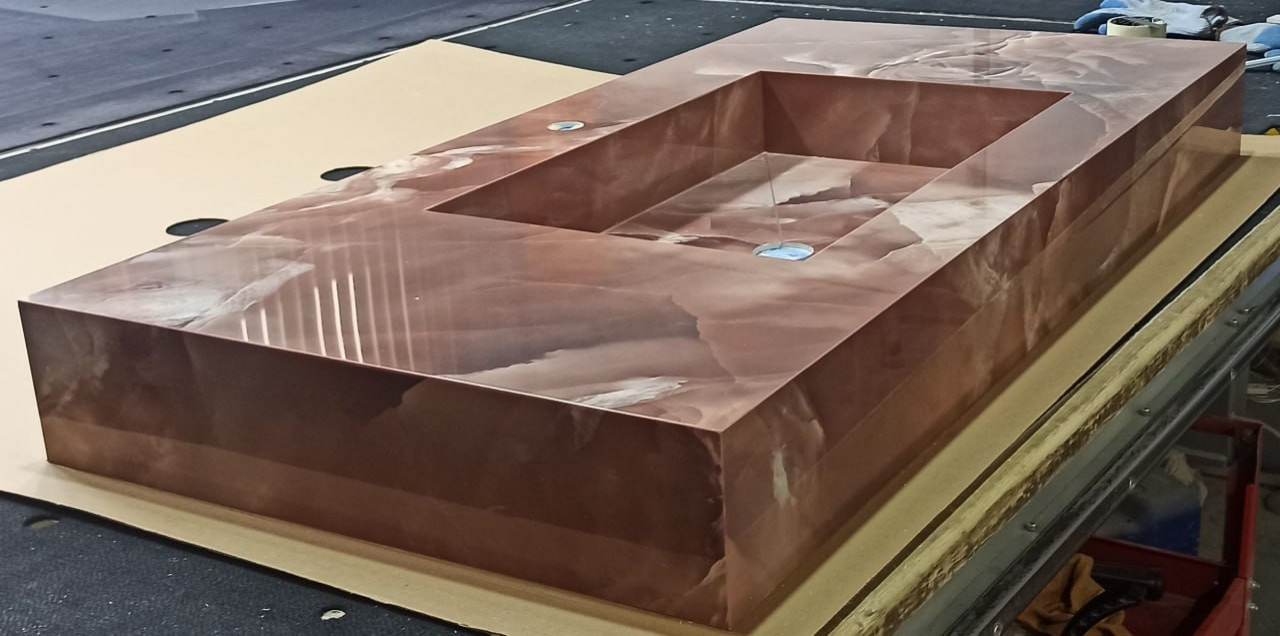 Раковина с прямой чашей в центре