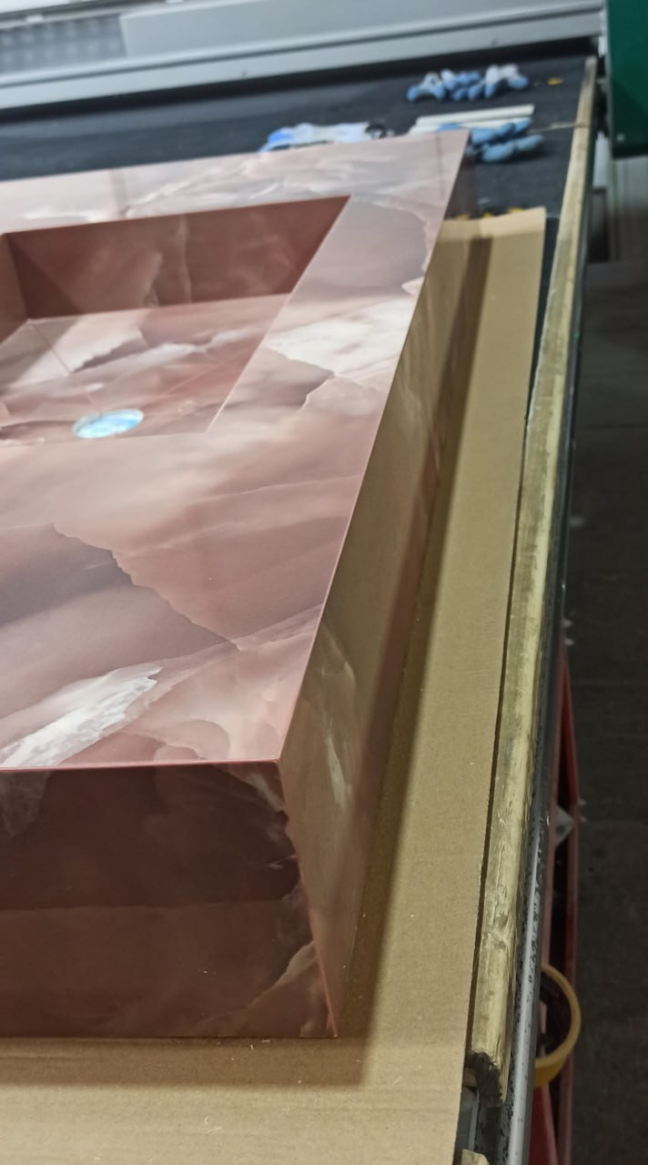 Раковина с прямой чашей в центре