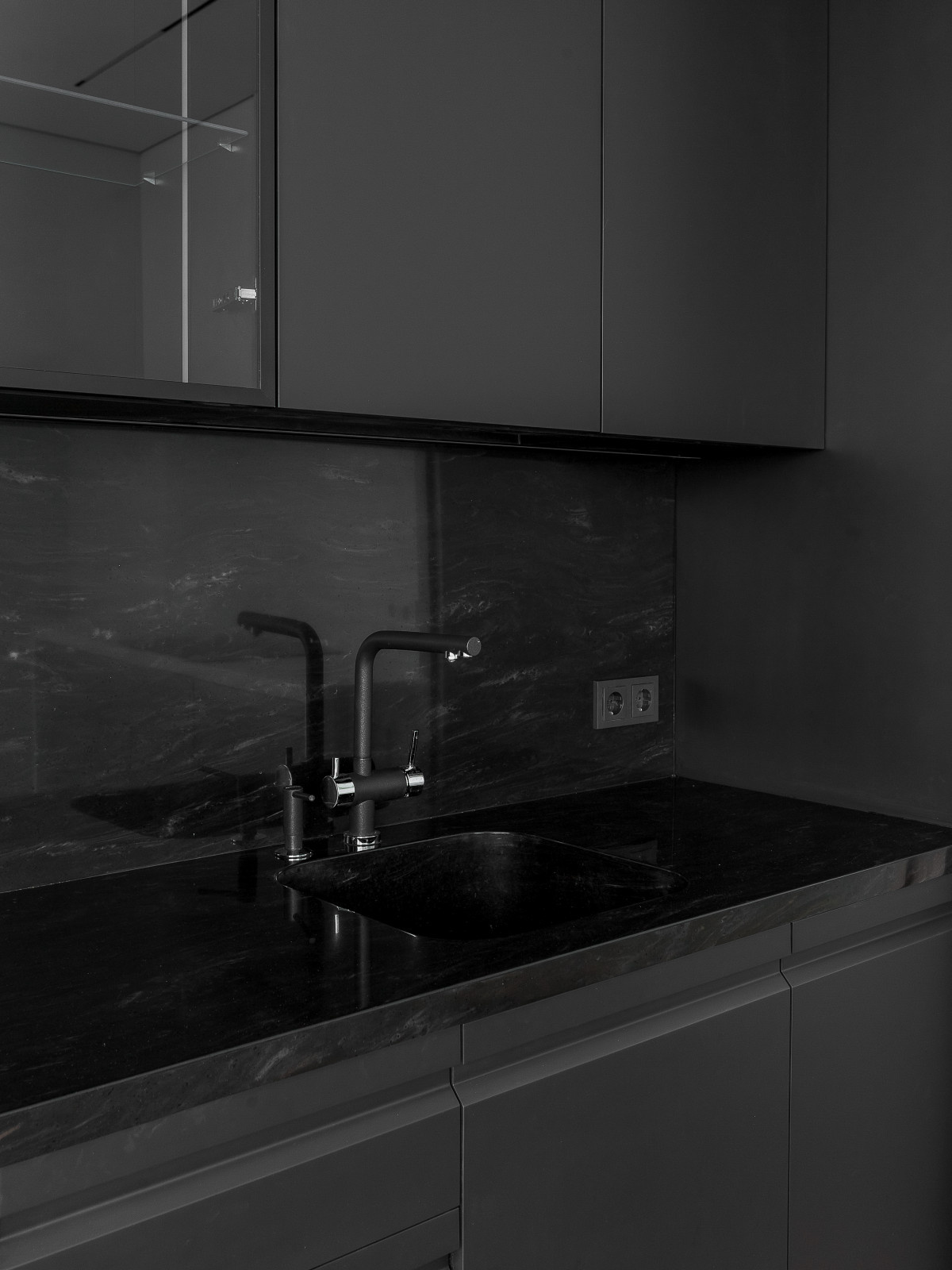 Темная кухня с эмалевыми фасадами и интегрированными ручками