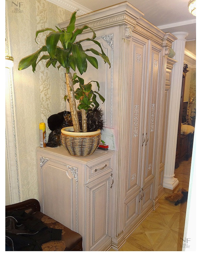 CLASSIC WOODEN HALLWAY FURNITURE WITH DECORS