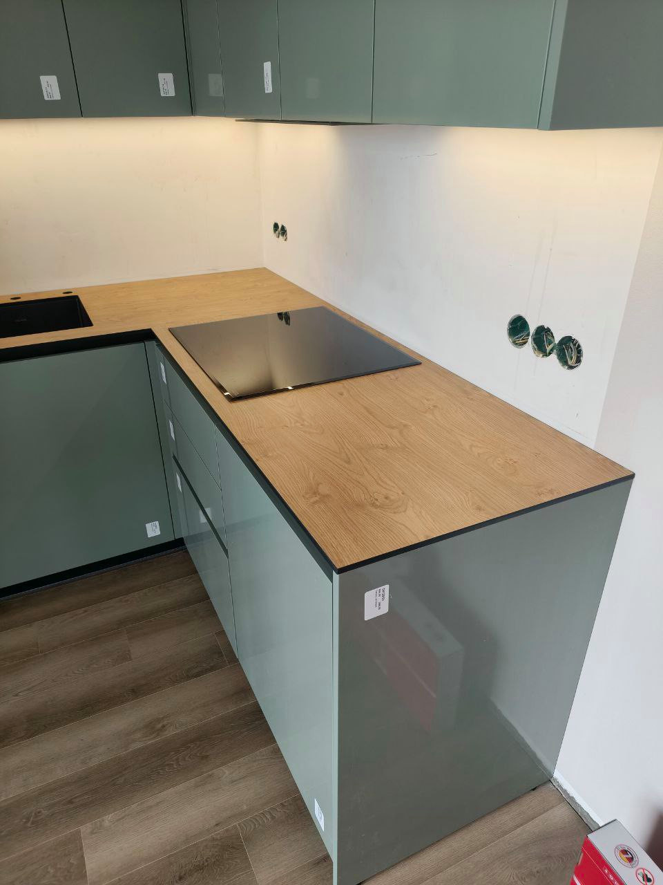 Угловая столешница из компакт-пластика