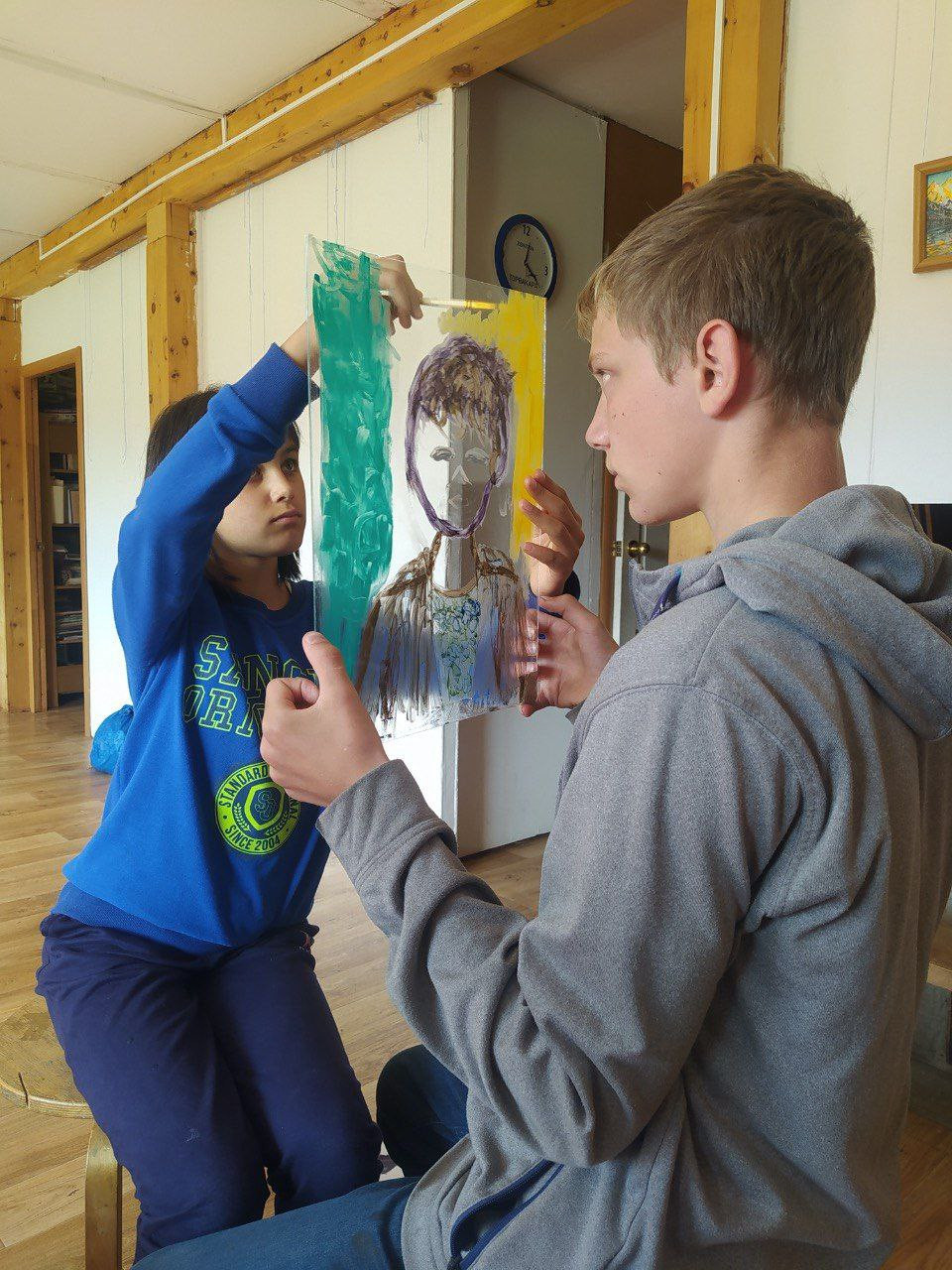 Арт терапия через рисование обоюдных портретов на стекле