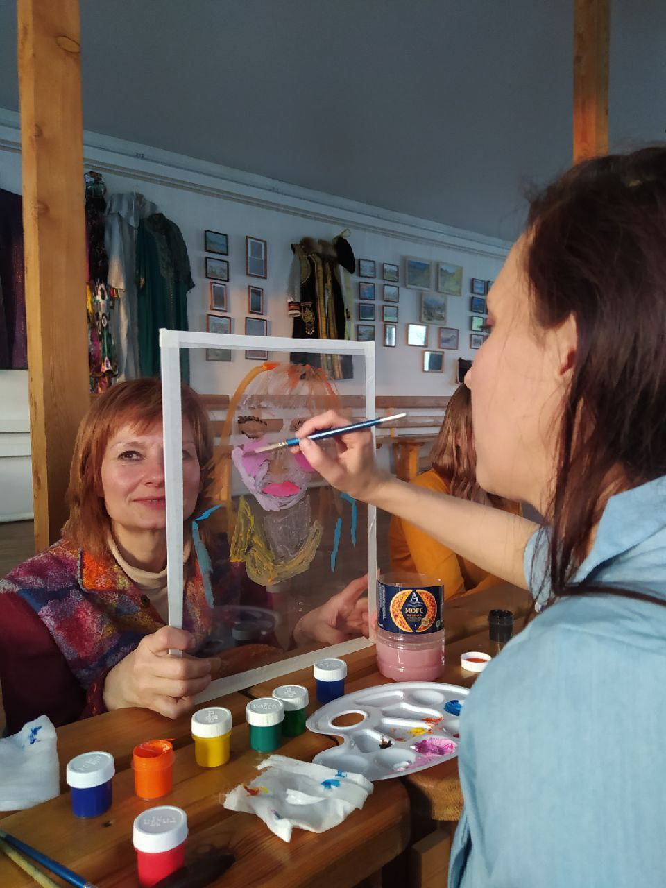 Арт терапия через рисование обоюдных портретов на стекле в селе Усть Кокса