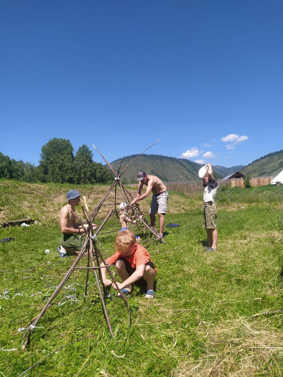 АРТ педагогАрт мастеркласс по созданию шалаша для семейного лагеря в Усадьбе "Ми