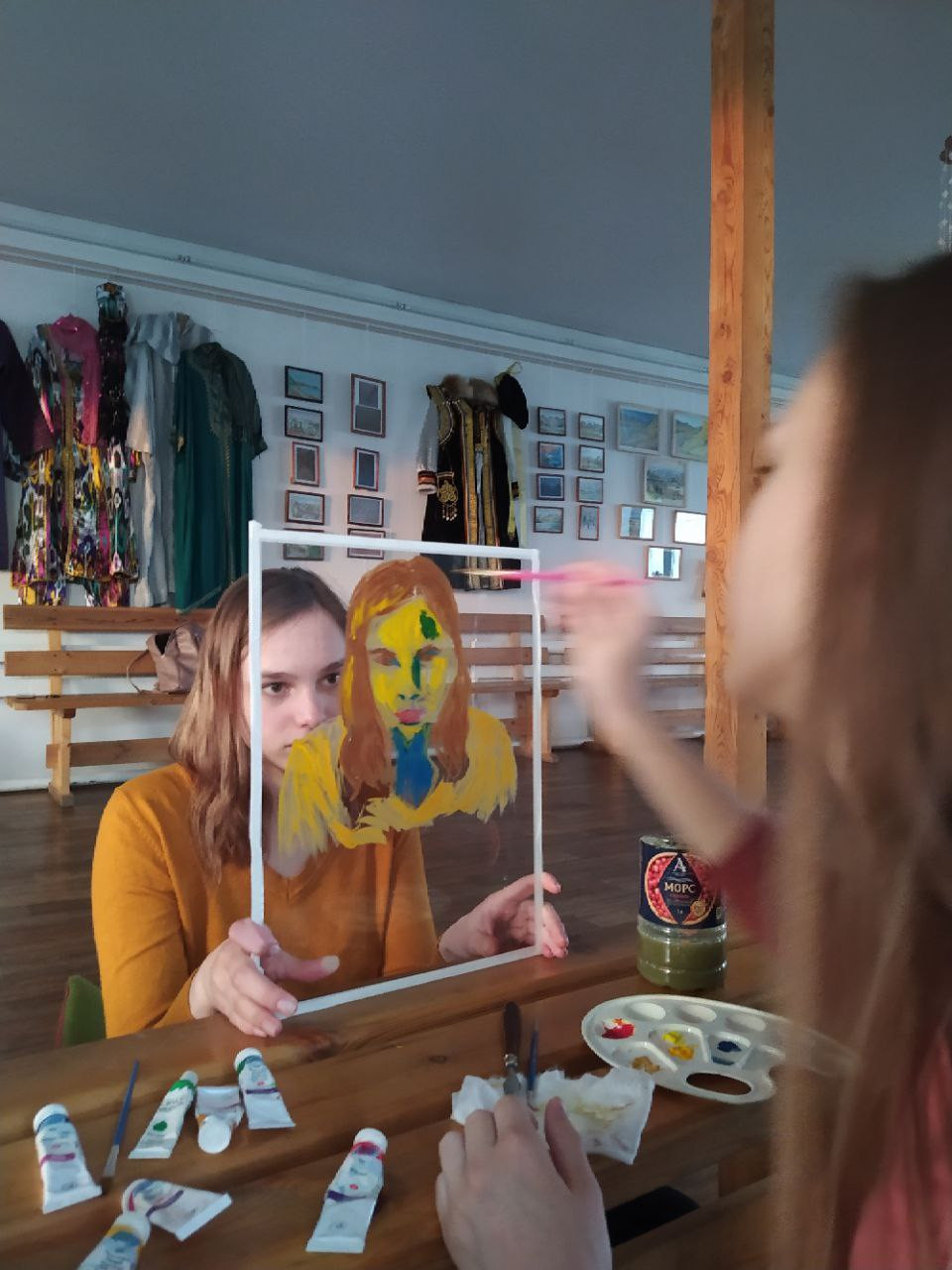 Арт терапия через рисование обоюдных портретов на стекле в селе Усть Кокса, Респ