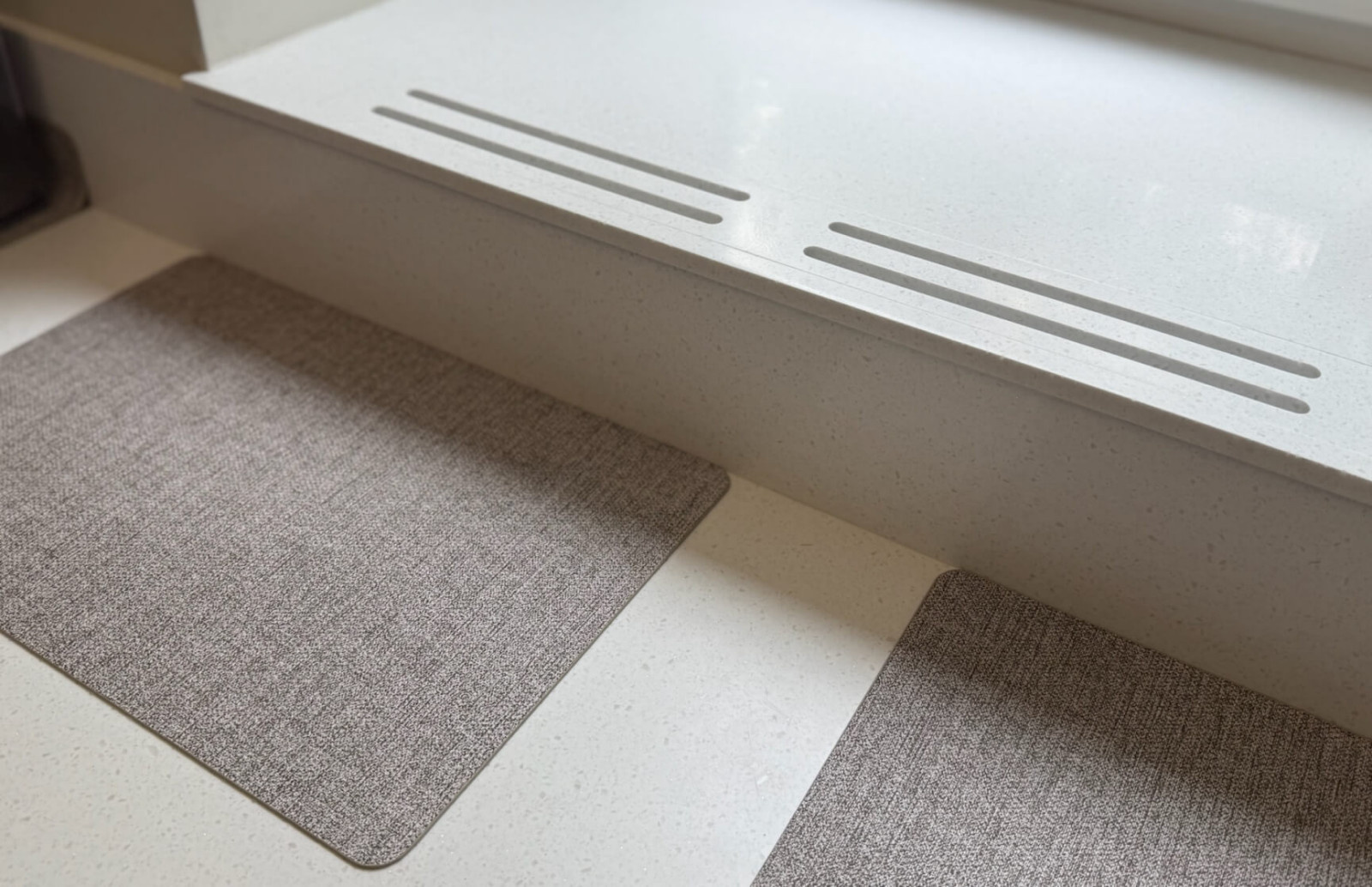 Эргономичная кухня в цвете серый кашемир