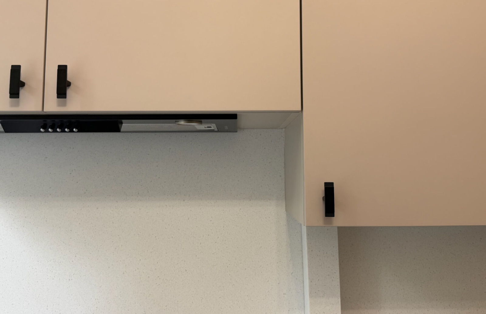 Эргономичная кухня в цвете серый кашемир