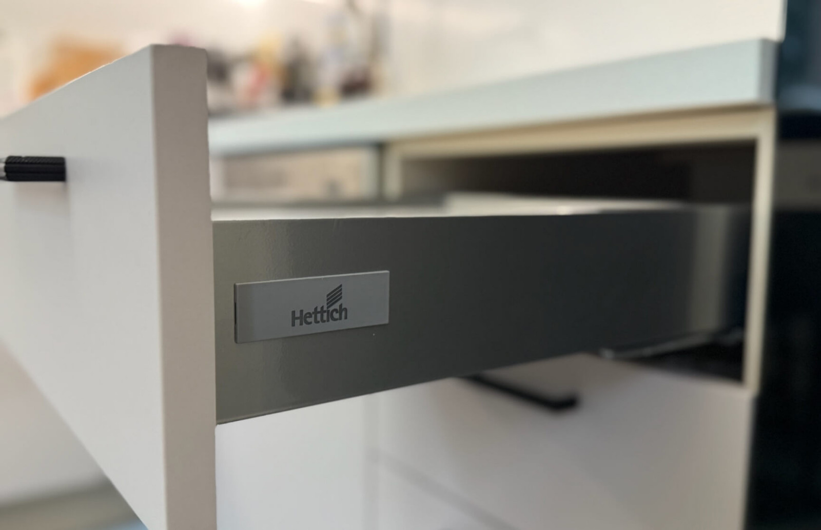 Эргономичная кухня в цвете серый кашемир