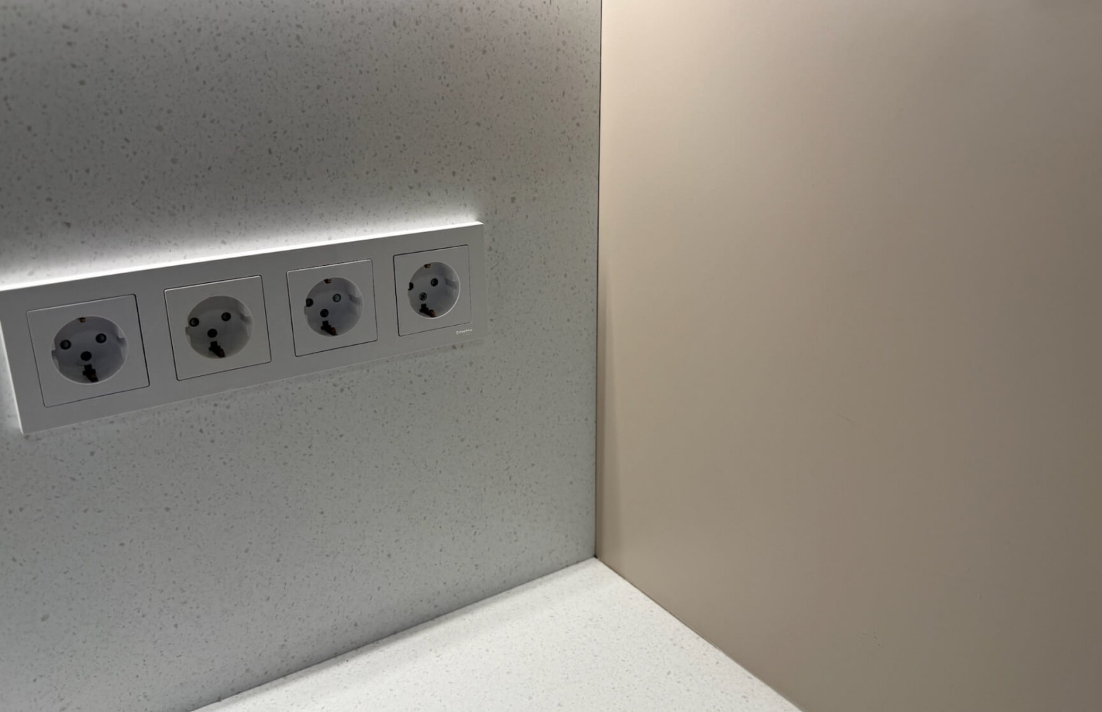 Эргономичная кухня в цвете серый кашемир